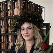 Laureata in lettere impartisce lezioni in Italiano e Storia a studenti di scuola di secondo grado